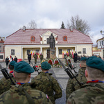 Żołnierze stoją w szeregach zwróceni w stronę pomnika marszałka Józefa Piłsudskiego.