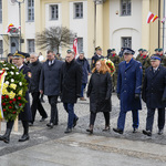 Zastępcy prezydenta Tomasz Klim, Rafał Rudnicki, Eliza Cybulko stoją razem z oficerami Straży Miejskiej oraz Policji na Rynku Kościuszki.
