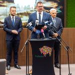 Zastępca prezydenta Tomasz Klim stoi przy mównicy, obok stoją prezydent Tadeusz Truskolaski oraz poseł na Sejm RP Krzysztof Truskolaski.