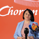 Przedstawicielka grupy Chorten Monika Kosz-Koszewska mówi do mikrofonu podczas konferencji prasowej.