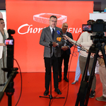 Zastępca prezydenta Rafał Rudnicki mówi do mikrofonu podczas konferencji prasowej, obok stoją dziennikarze i rzeczniczka prasowa Urszula Boublej.