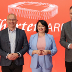 Przedstawicielka grupy Chorten Monika Kosz-Koszewska, zastępca prezydenta Rafał Rudnicki oraz prezes Chorten Areny Cezary Mielko stoją podczas konferencji prasowej.