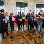 Zastępca prezydenta Rafał Rudnicki mówi do mikrofonów trzymanych przez dziennikarzy, obok stoją inni uczestnicy konferencji.