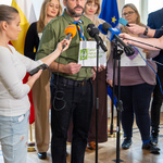 Przedstawiciel „Związku Harcerstwa Polskiego” przemawia do mikrofonów podczas konferencji prasowej.