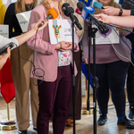 Przedstawicielka organizacji „SPE SALVI” mówi do mikrofonów podczas konferencji.