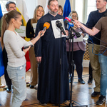 Przedstawiciel organizacji „Eleos” mówi do mikrofonów.