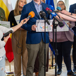 Przedstawiciel organizacji „Ku dobrej nadziei” mówi do mikrofonów podczas konferencji.