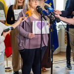 Przedstawicielka fundacji „Mali Wojownicy” mówi do mikrofonów.