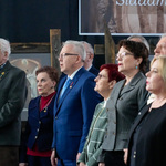 Kilkunastu uczestników wydarzenia stoi.