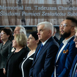 Wśród uczestników wydarzenia stoi prezydent Tadeusz Truskolaski.