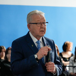 Mężczyzna mówi do mikrofonu.
