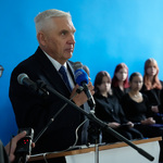 Prezydent Tadeusz Truskolaski mówi do mikrofonów.