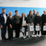 Dziewięcioro uczestników wydarzenia stoi obok siebie.