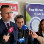 Zastępca prezydenta Rafał Rudnicki udziela wywiadu do mikrofonów.