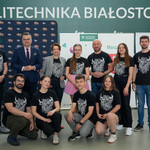 11 osób pozuje do wspólnego zdjęcia.