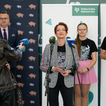 Zastępca prezydenta Rafał Rudnicki stoi obok innych osób.