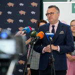 Zastępca prezydenta Rafał Rudnicki udziela wywiadu podczas konferencji prasowej.