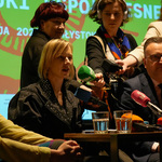 Obok zastępcy prezydenta Rafał Rudnickiego siedzi kobieta która udziela wywiadu.