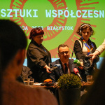 Zastępca prezydenta Rafał Rudnicki udziela wywiadu, obok stoją dwie dziennikarki.