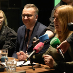 Kobieta udziela wywiadu podczas konferencji prasowej, obok siedzą inni uczestnicy.
