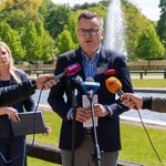 Zastępca prezydenta Rafał Rudnciki mówi do mikrofonów podczas konferencji prasowej w Parku Branickich.