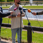 Mężczyzna mówi do mikrofonów podczas konferencji prasowej w Pałacu Branickich.