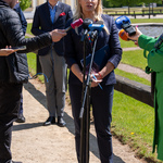 Radna Anna Maria Dobrowolska-Cylwik mówi do mikrofonów podczas konferencji prasowej w Pałacu Branickich.