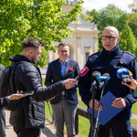 Funkcjonariusz Policji udziela wywiadu podczas konferencji prasowej.