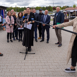 Rzecznik prasowy Urzędu Miejskiego w Białymstoku Urszula Boublej mówi do mikrofonów podczas konferencji prasowej, obok stoją dziennikarze oraz inni uczestnicy.