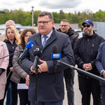 Zastępca prezydenta Marek Masalski udziela wywiadu podczas konferencji prasowej na Targowisku Miejskim.