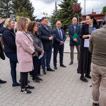 Uczestnicy wydarzenia stoją obok siebie podczas konferencji prasowej.