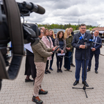 Zastępca prezydenta Marek Masalski mówi do mikrofonów które trzymają dziennikarze, na pierwszym planie fragment kamery telewizyjnej.