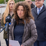 Kobieta udziela wywiadu podczas konferencji prasowej.