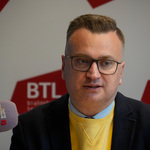 Rafał Rudnicki mówi podczas konferencji prasowej.