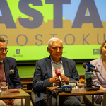 Prezydent Tadeusz Truskolaski udziela wywiadu podczas konferencji prasowej, obok siedzą dwie osoby.