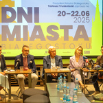 Przedstawiciele Miasta siedzą podczas konferencji prasowej nt. Dni Miasta Białegostoku.