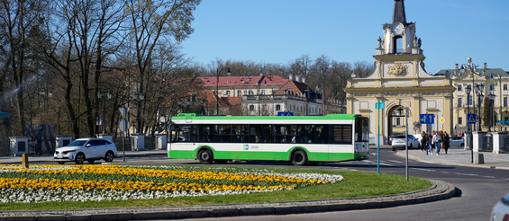 Autobus BKM oraz auta jadą ulicą.