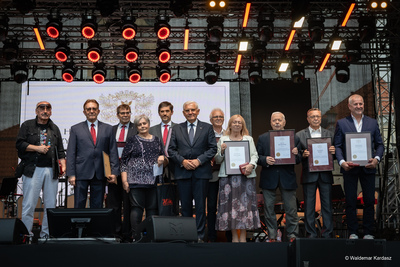 Na scenie stoją nagrodzeni uczestnicy wydarzenia, wśród nich stoi prezydent Tadeusz Truskolaski.