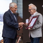 Prezydent Tadeusz Truskolaski wręcza nagrodę mężczyźnie.