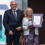 Kobieta trzyma nagrodę, obok stoi prezydent Tadeusz Truskolaski.