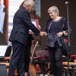 Kobieta odbiera nagrodę z rąk Prezydenta Tadeusza Truskolaskiego.