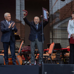 Mężczyzna unosi ręce do góry, trzyma w nich nagrodę, obok stoi prezydent Tadeusz Truskolaski.