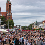 Rynek Kościuszki wypełniony jest tłumem mieszkańców.