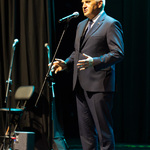 Prezydent Tadeusz Truskolaski mówi do mikrofonu ze sceny.