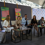 Zastępca prezydenta Rafał Rudnicki mówi do mikrofonu, obok siedzą inni uczestnicy konferencji prasowej.