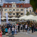Na Rynku Kościuszki przed prowadzącymi konferencję prasową stoi niewielka grupa osób.