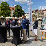 Zastępca prezydenta Rafał Rudnicki mówi do mikrofonu podczas konferencji prasowej, obok stoi kilka osób.