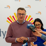 Zastępca prezydenta Rafał Rudnicki mówi do mikrofonu.