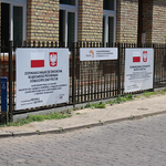 Zakończona inwestycja, tablice na ogrodzeniu zbliżenie