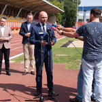 Marszałek Łukasz Prokorym mówi do mikrofonów podczas konferencji prasowej, w tle stoi kilku innych uczestników.